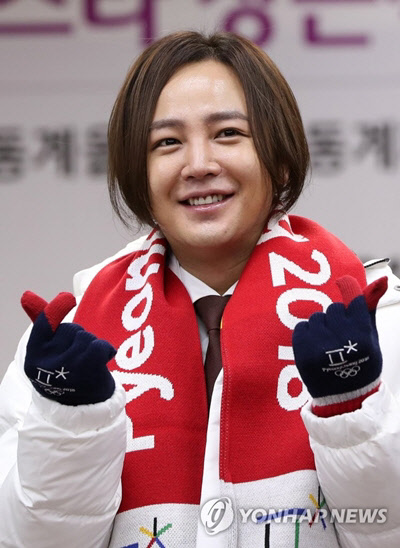 지난 2017년 12월 8일 오전 강원도청에서 열린 2018 평창동계올림픽·패럴림픽, 강원관광 홍보대사 위촉식에서 배우 장근석이 손가락으로 하트를 그리고 있다. <연합뉴스>